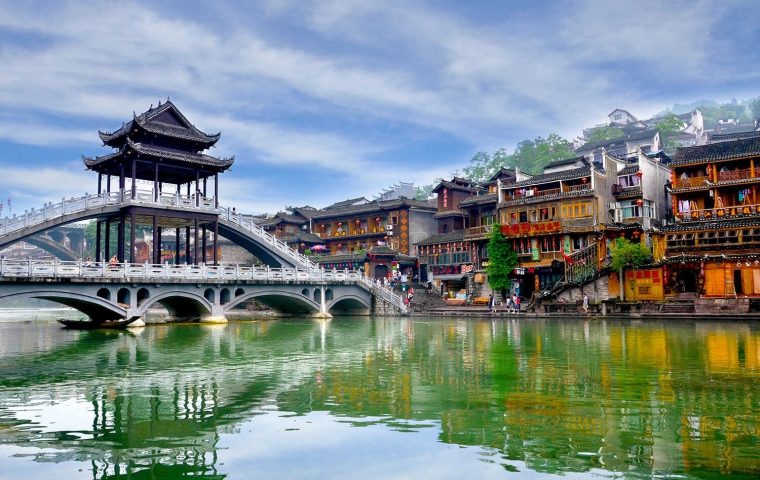 HÀNH TRÌNH TRƯƠNG GIA GIỚI - PHƯỢNG HOÀNG CỔ TRẤN